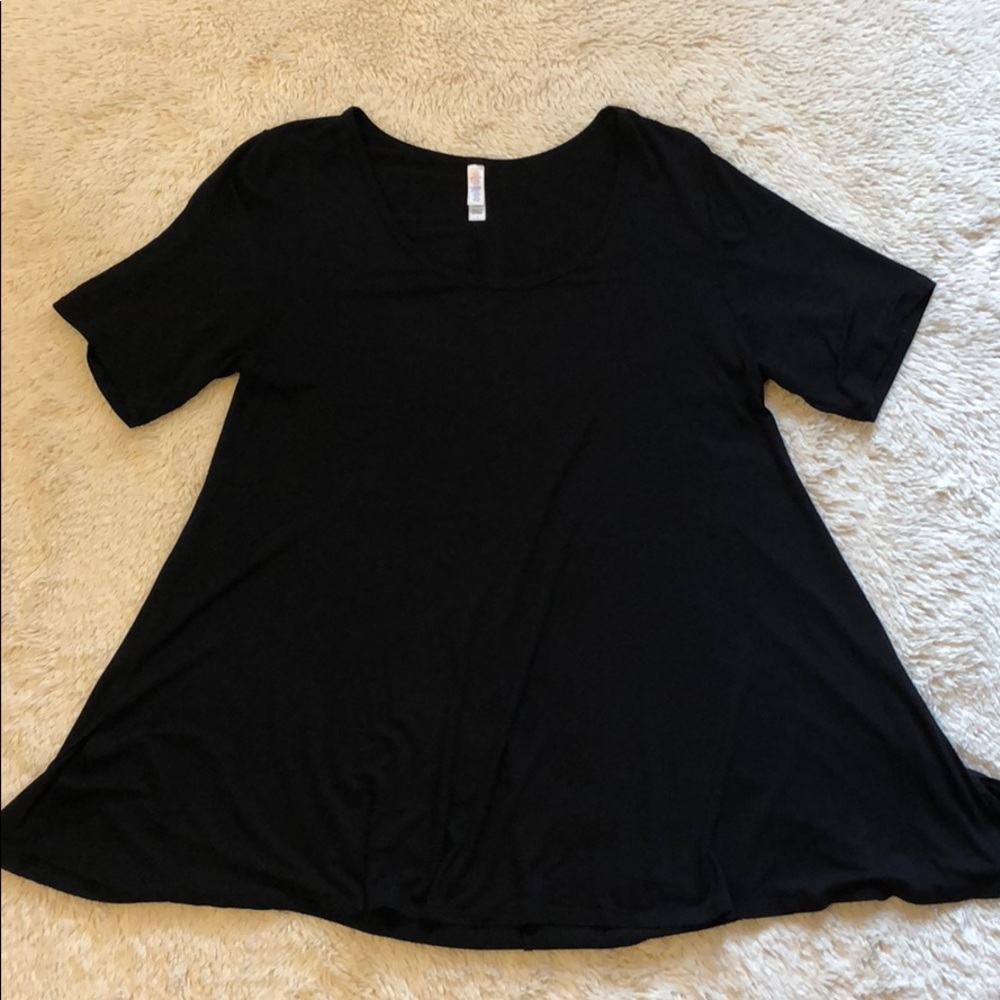 🦄 EUC Black LuLaRoe Perfect T 🦄
